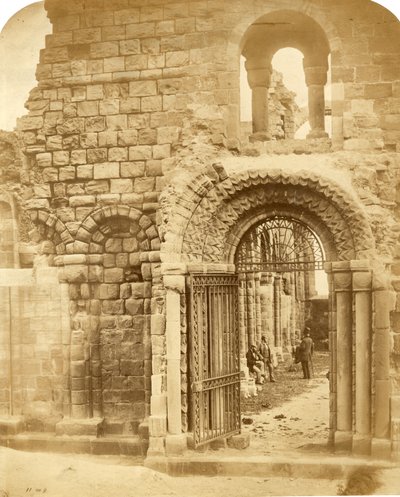 Rovine di una chiesa con tre uomini da Roger Fenton